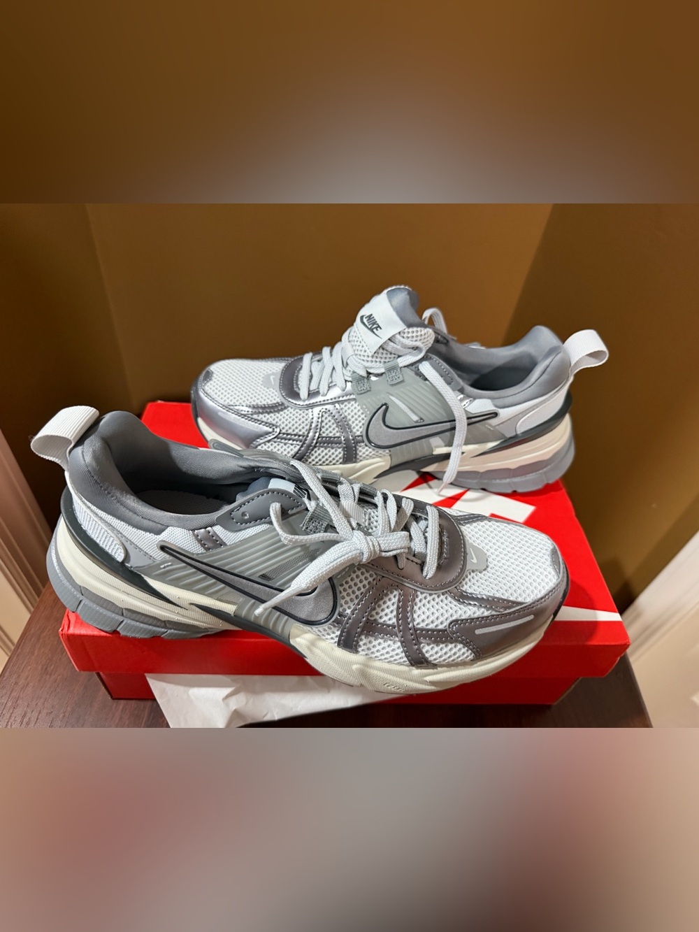 Nike V2K metallic silver/ pure platinum /cool Gray White Sneakers NWT W9 M7.5